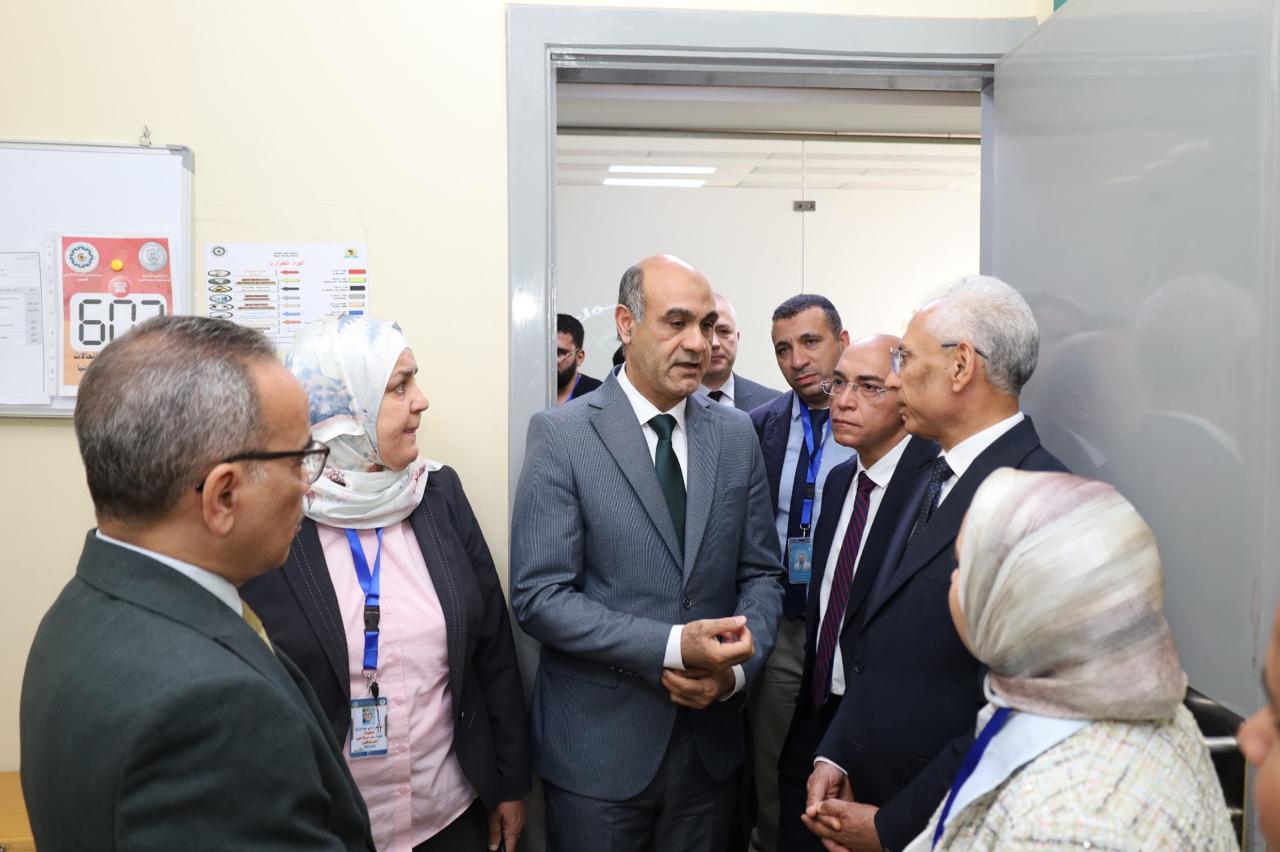 رئيس الجامعة يستمع لشرح عن المستشفي